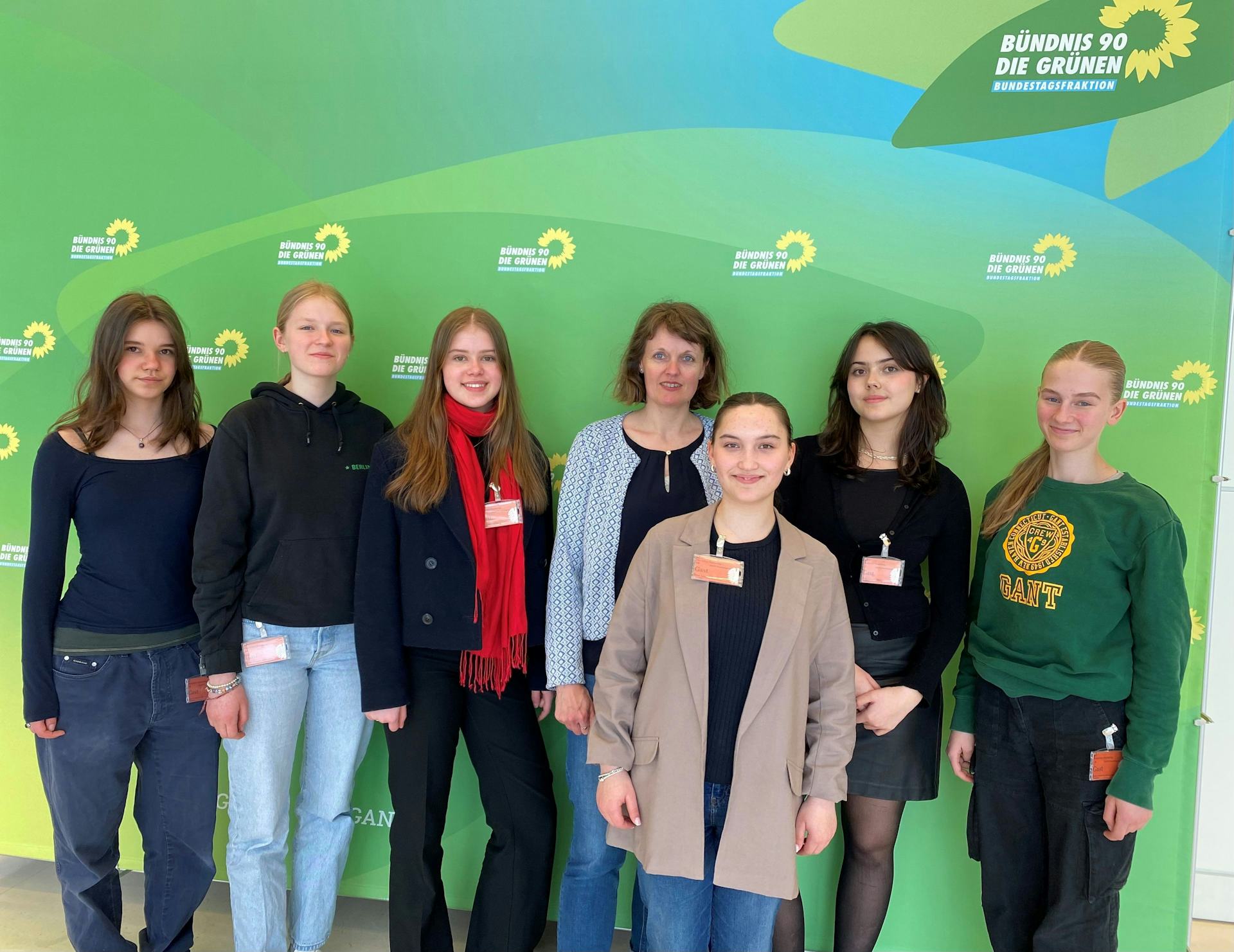 Schülerinnen besuchen Swantje Michaelsen zum Zukunftstag im Bundestag